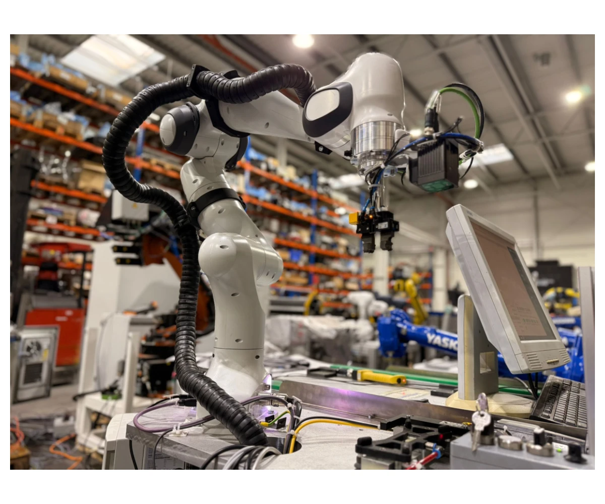 Frank Emiks Roboter mit Tisch