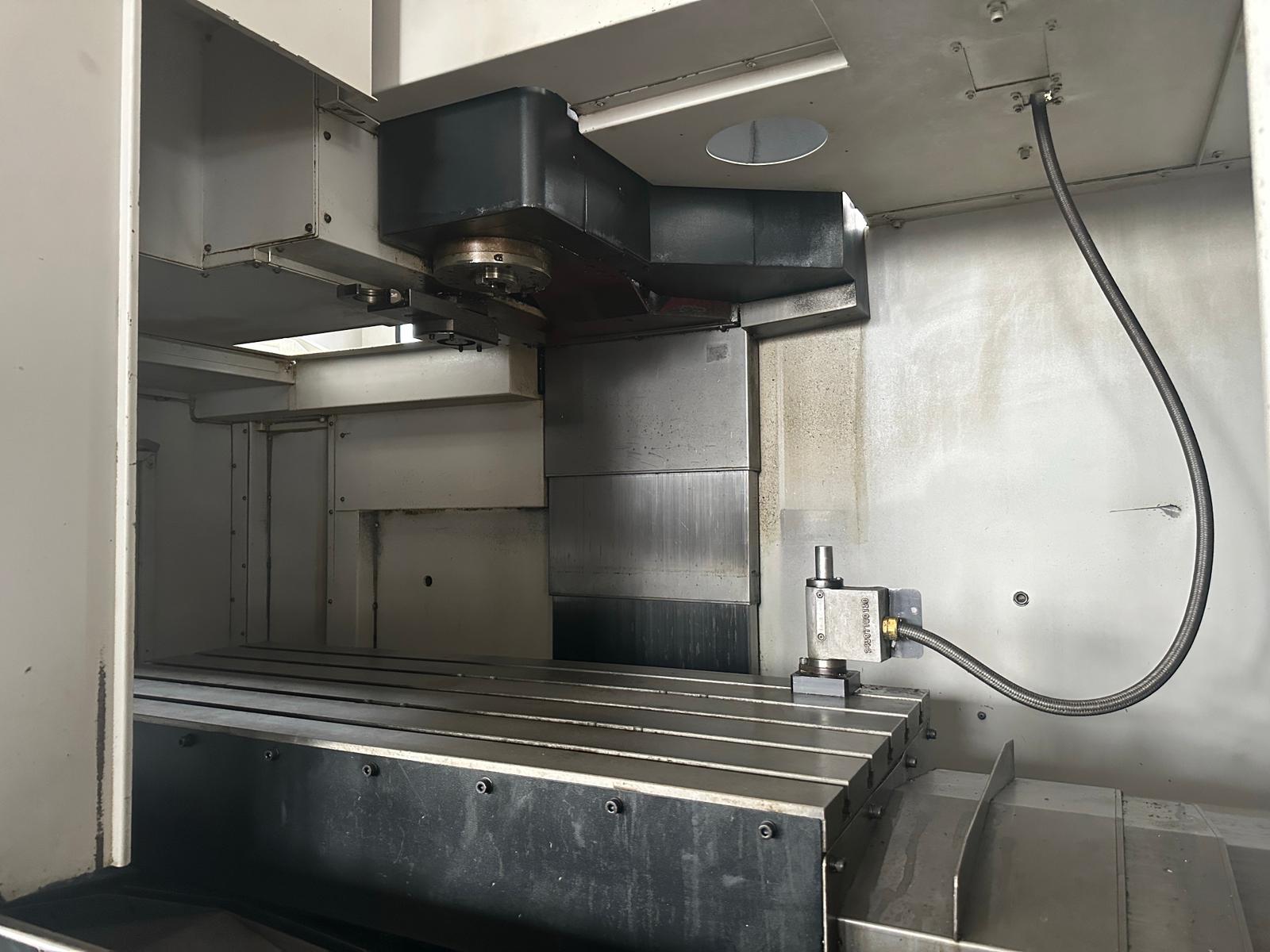 Strefa robocza frezarki pionowej przeznaczona do precyzyjnej obróbki metali oraz produkcji seryjnej.