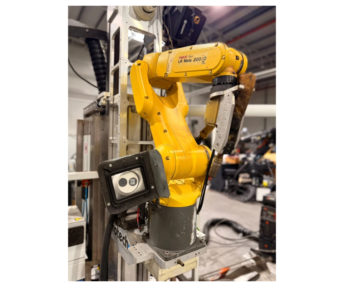 Schweißroboter Fanuc 200iD/7L auf einer Bahn