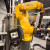 Schweißroboter Fanuc 200iD/7L auf einer Bahn